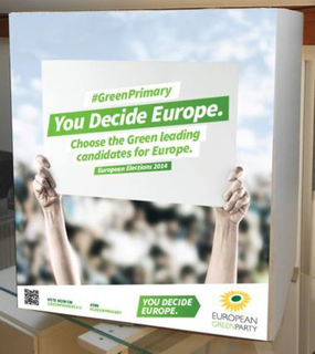 Wahlkabine aus Pappe mit bedruckter Klebefolie